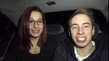 Reproduzir Uma vadia de óculos chupando o carro de um estudante