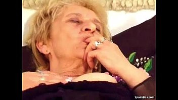 Afspelen Oma's teef wordt geneukt door haar neef xnxx