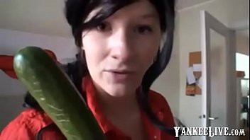 Reproducir Ama de casa de grandes tetas se masturba sola en casa