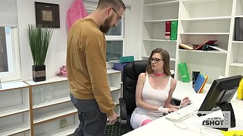 Reproducir Vídeo porno de gordas follando con su sirvienta en la mesa
