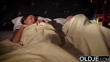 Abspielen Futi mit Teenagerschlampe braucht immer Pula hat Sex mit Großvater