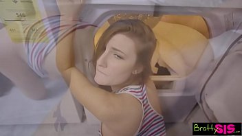 Afspelen Hij neemt wraak op zijn kleine zusje die haar neukt terwijl ze vastzit in de wasmachine