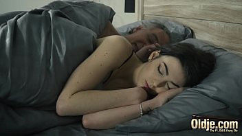Abspielen Xnxx-Filme mit rumänischem Red Hat Old Boudoir fickt seine Nichte