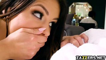 Play Futi with a brunette at the massage makes blowjob while it massages it on the body