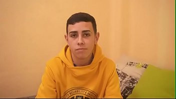 Riproduci La sua prima esperienza di cazzo con una mancia di 10 anni mentre lui