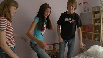 Afspelen Amateur trio met meisjes gepenetreerd door collega met grote lul