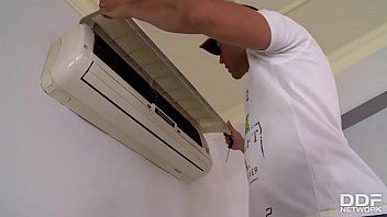 Afspelen Hij repareert hun airconditioning en krijgt sensationele orale seks cadeau