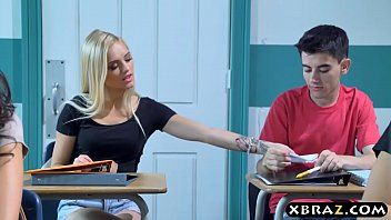 Afspelen Xnxx in de klas met een collega neukt collega op de bank