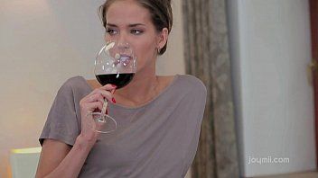 Reproducir Xnxx con una chica después de servir una copa de vino