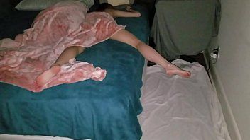 Abspielen Er steckt seinen Schwanz in ihre Muschi, während sie schläft und lässt ihn los