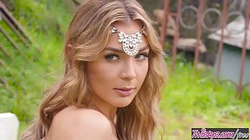 تشغيل مراهقة مثيرة تذهب في نزهة تضع يدها على بوسها