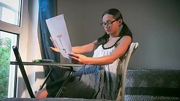 Riproduci Film xxl gratuiti con una studentessa che si masturba e vuole leccare i suoi grandi capezzoli