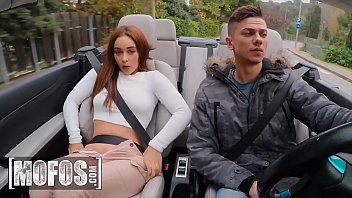 Reproduzir Ginebra bellucci xxx em um carro de luxo com frubatran tommy