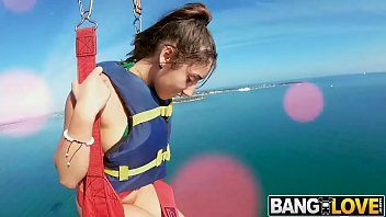 Jouer La chienne baisée dans le port par un marin amoureux du sexe brutal