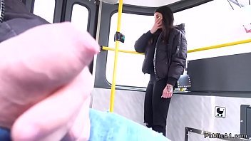 Redă Îl vânează masturbându-se în tren și apoi îl înnebunește