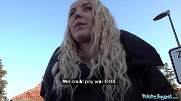 Jouer Un homme fort dans le pénis pénètre une prostituée