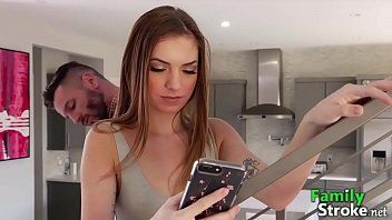 Jouer Son oncle la tire et la laisse lécher sa bite jusqu'à ce qu'elle lâche prise