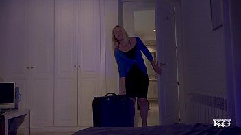 Jouer La blonde a des relations sexuelles anales avec un bel homme avec un pénis gros et épais