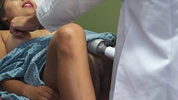 Reproduzir Viviana se masturba com o vibrador no médico