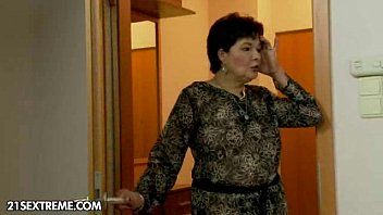 Odtwórz Mama wchodzi do syna i zabiera go na ostro