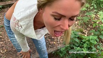 Jouer Hot blonde a des relations sexuelles dans la forêt et suce une bite
