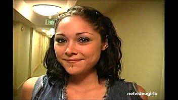 Abspielen Weiblicher Amateur-Pornostar, der sich einen Sloboz aussucht, der in ihrem Arsch fixiert ist