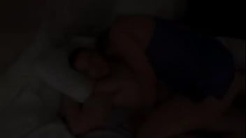 تشغيل يشتهي الرجل الديك ويضع ديك الرجل بداخلها أثناء نومه