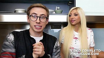 Abspielen Nerd mit hässlicher Brille dringt in blonde Brünette mit alten Titten ein