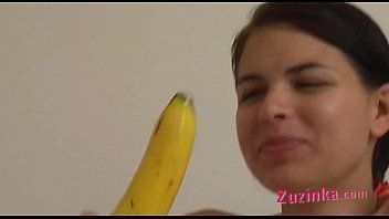 Reproducir Chica milf se masturba en un campo