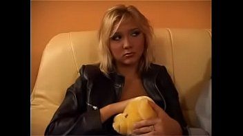 Odtwórz Kilka rumuńskich par uprawia seks tak, jak im się podoba