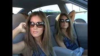 Afspelen Hij betrapt twee MILF's in het verkeer bij een stoplicht en neemt ze meteen mee naar bed voor trio seks