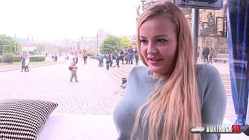 Riproduci Scopa con una bionda nel centro della capitale, vecchio stile da un attore xxx
