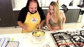 Jouer Un chef pervers pénètre une blonde mince dans la cuisine