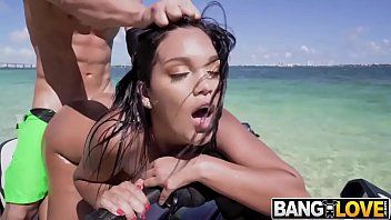 Afspelen Seksuele fantasieën op het strand met een prachtige en sexy diva om te neuken