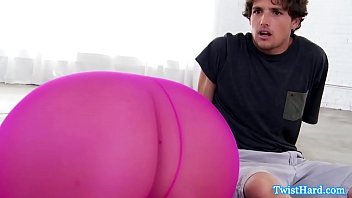 Afspelen Polvazo met haar zus nadat ze geil was geworden terwijl ze naar haar kont keek
