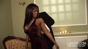 Afspelen Uitstekende ebony berijdt een butler