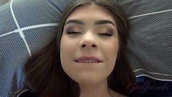 Redă Adolescenta amatoare freaca la pizdulice are orgasm si geme de satisfactie
