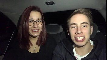 Jouer Une petite fille à lunettes fait une pipe dans la voiture d'un ex-citoyen