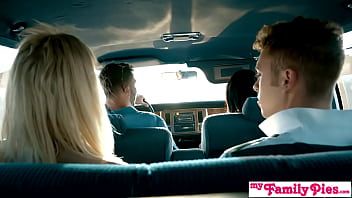 Jouer Blonde sexy pénétrée sur le siège arrière de la voiture