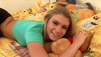 Jouer Hot jeune blonde déshabillée dans le sexe avec un gode et la chatte