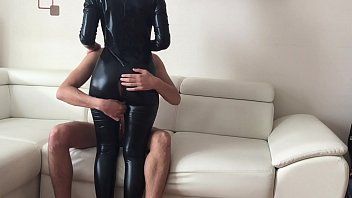 Jouer Il s'assure que sa chienne est aussi satisfaite sexuellement