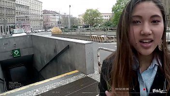 Jouer La magnifique salope a des relations sexuelles complètes et adore mettre son pénis dans sa gorge