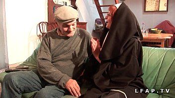 Riproduci Vasile e la sua anziana suora fanno l'amore dopo alcune discussioni sessuali