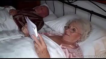 Redă Batranica cu par alba se hotaraste sa ii dea toata pizdulice nepotului