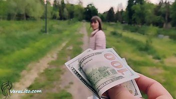 Redă Barbat de oras plateste o eleva in pahardcoree pentru muie si sex