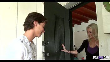 Redă El are o masina bengoasa face sex la pensiune cu o blonda bucoasa