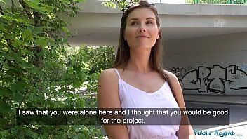 Play He satisfies his wife with a sex in the park sex in public