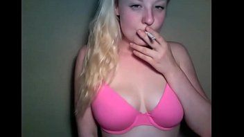 Abspielen Die Mädchen berücksichtigen bei diesem sexuellen Gruppensex absolut nichts, weil sie eingeladen sind