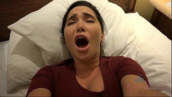تشغيل كس مع شفاه كبيرة يأخذ اللسان من ابن عمها