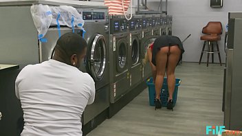 Reproducir Rubia de grandes tetazas follada por un negro mientras está haciendo la colada